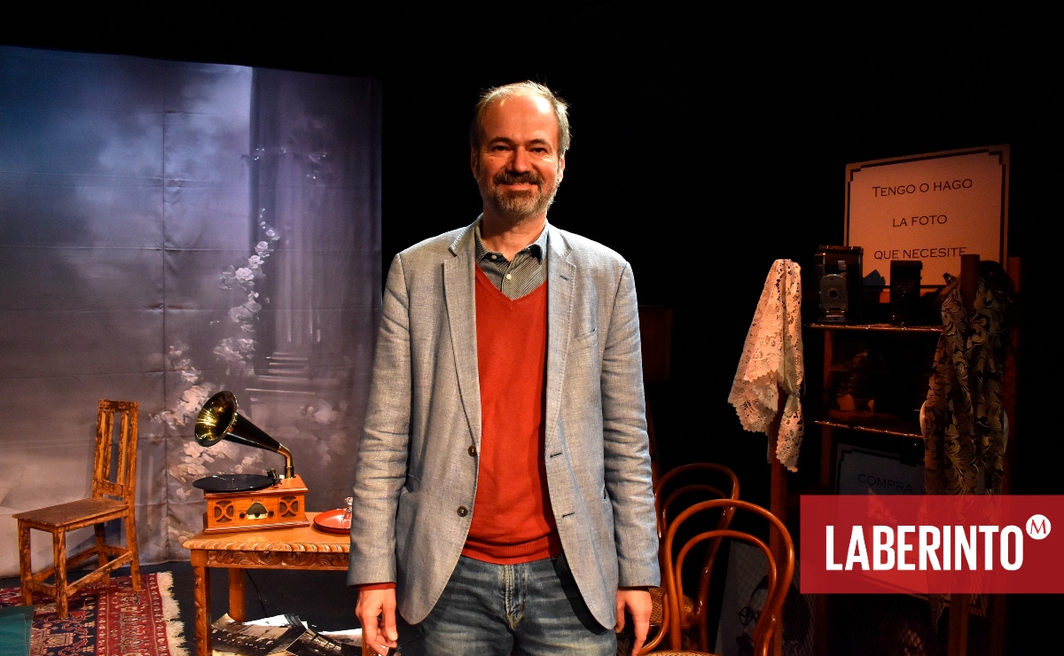 Juan Villoro en el escenario de la obra. (Foto: Mónica Rubalcava)