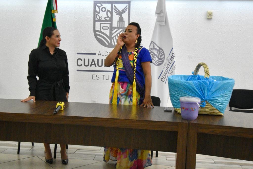 Lady tacos de canasta y Sandra Cuevas. (Haarón Álvare)
