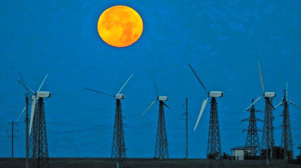 La luna llena detrás de un parque eólico en Crimea. Alexey Pavlishak/Reuters