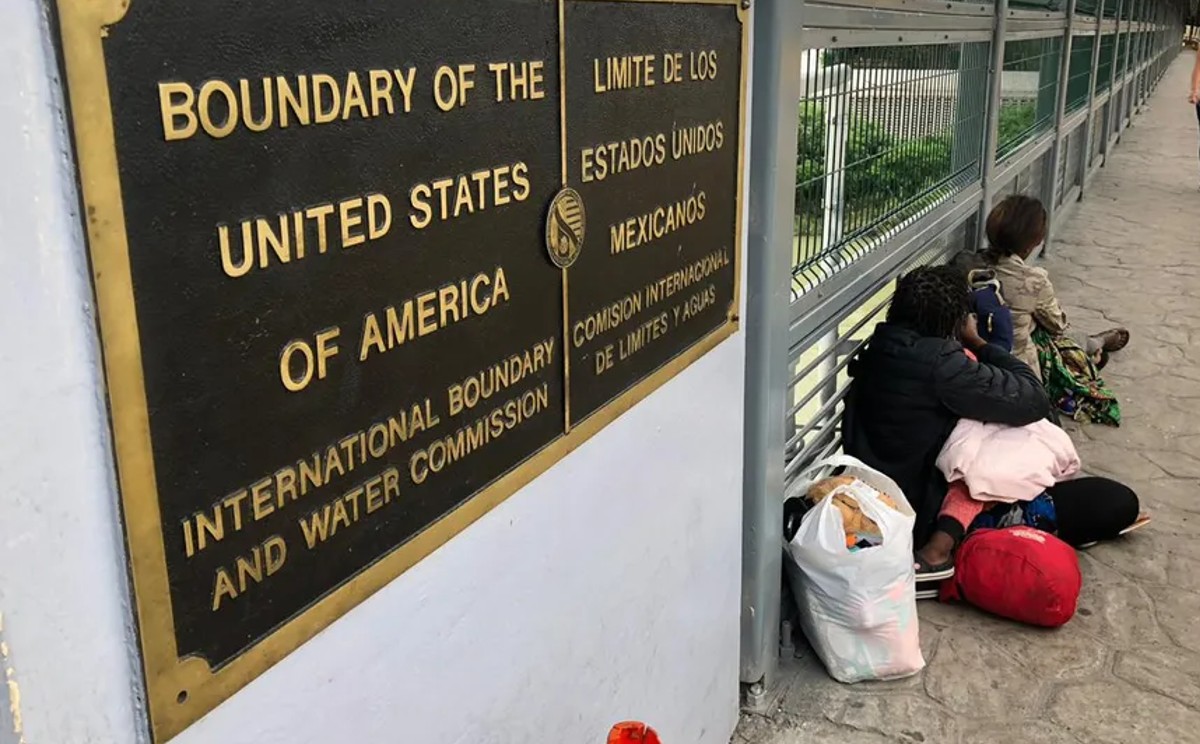 Migrantes bajo el título 42 se refugian en puentes de Tamaulipas