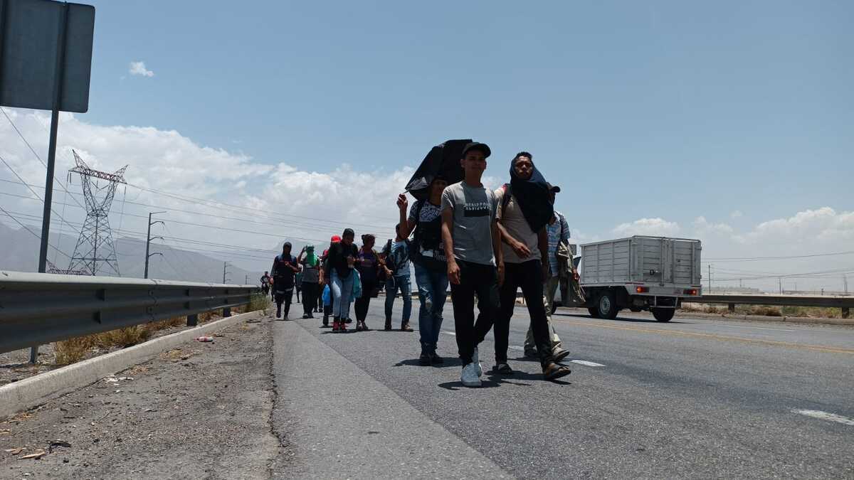 Migrantes caminan casi 200 kilómetros de Monterrey hacia Monclova | Milenio Digital