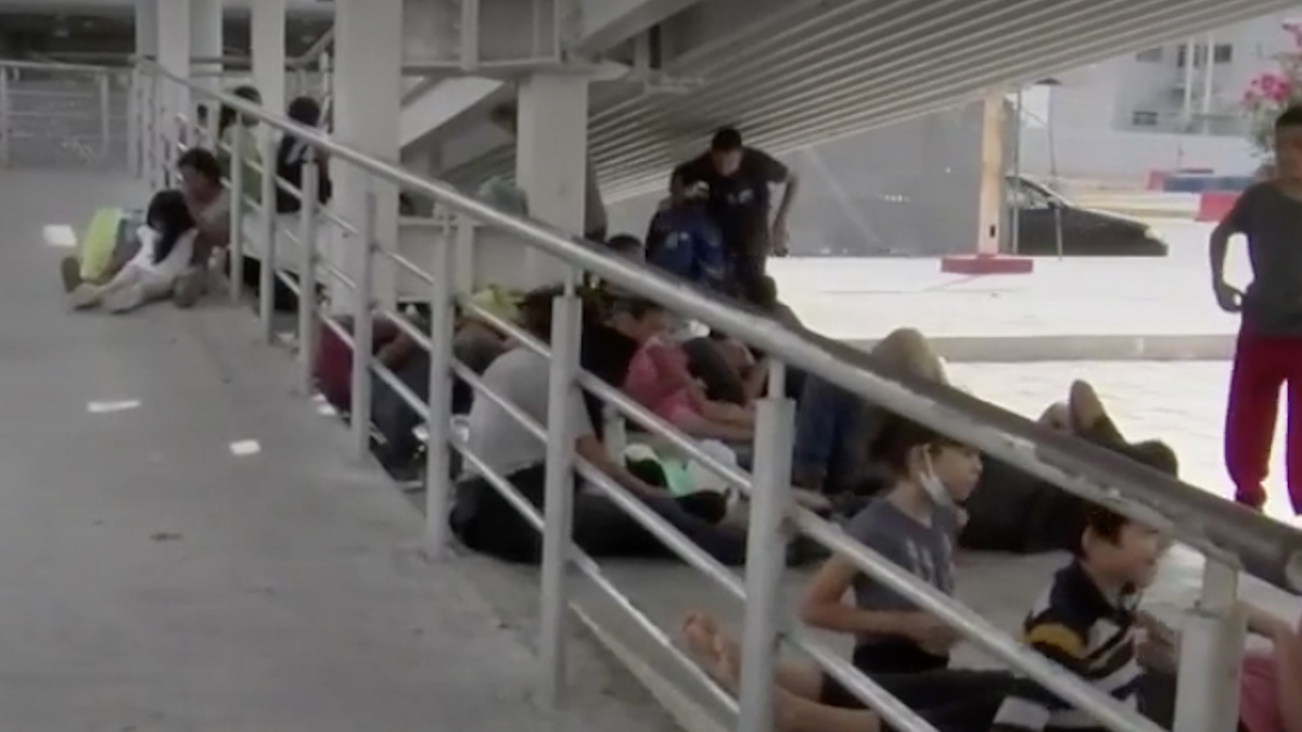 Migrantes se refugian bajo puentes fronterizos