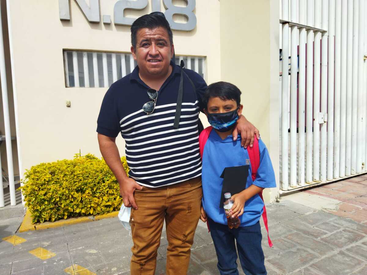 Miguel señala que se siente bonito ser festejado. (Elizabeth Hernández)