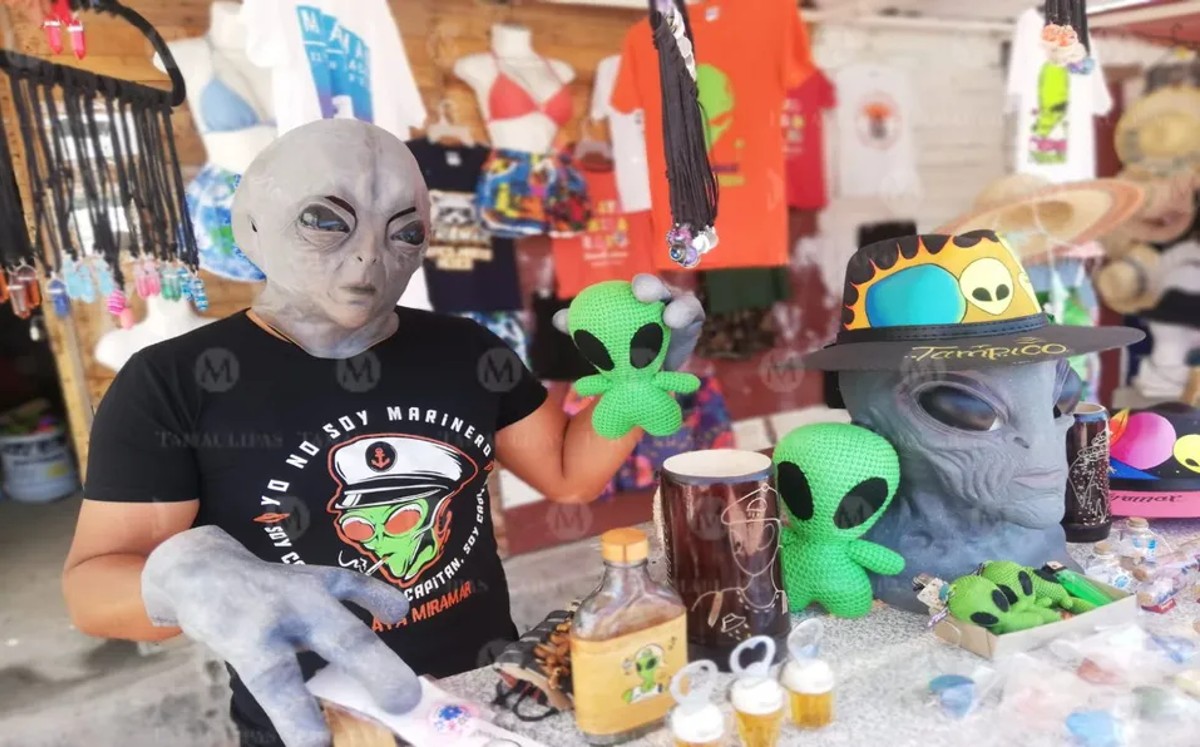 Ofertan en playa Miramar artículos alienígenas para festejar a papá
