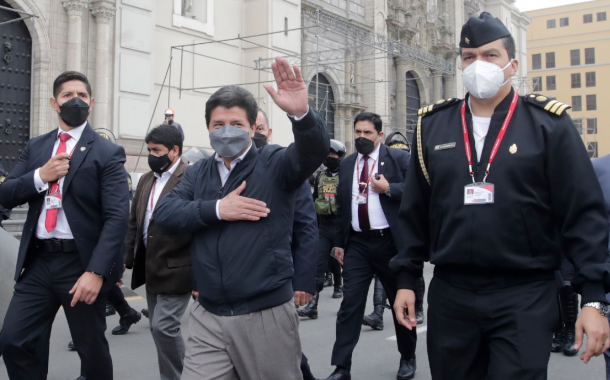 Pedro Castillo, presidente de Perú, saliendo de la audiencia. (Twitter @pedrocastillote)