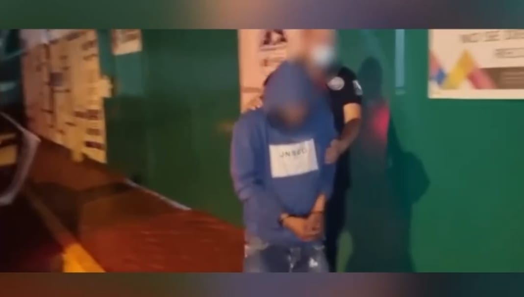 Permanecerá en prisión hasta que se resuelva su situación legal.