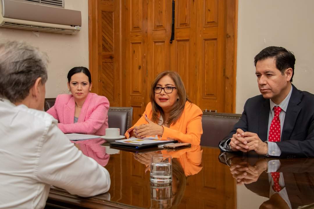 La presidenta de la CEDHNL  sostuvo una reunión con el director general de AyD. Foto: Especial