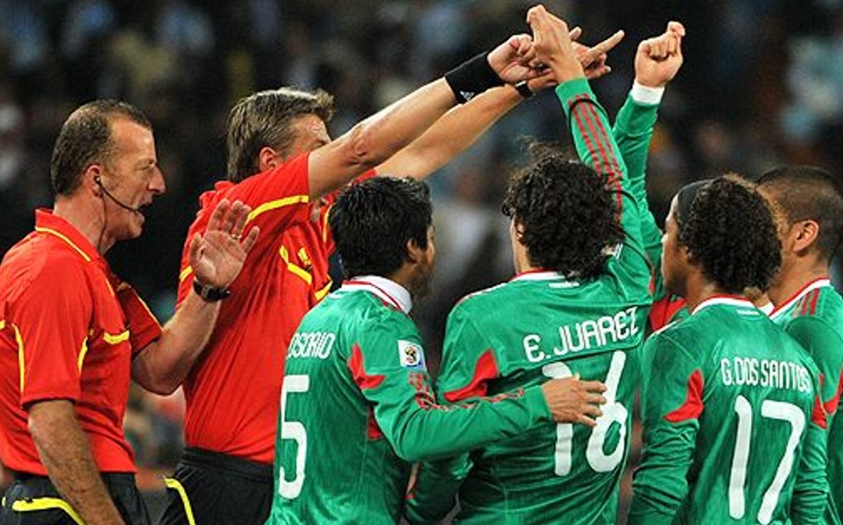 El técnico mexicano Javier Aguirre recordó aquel enfrentamiento en 2010 contra Argentina (AFP)