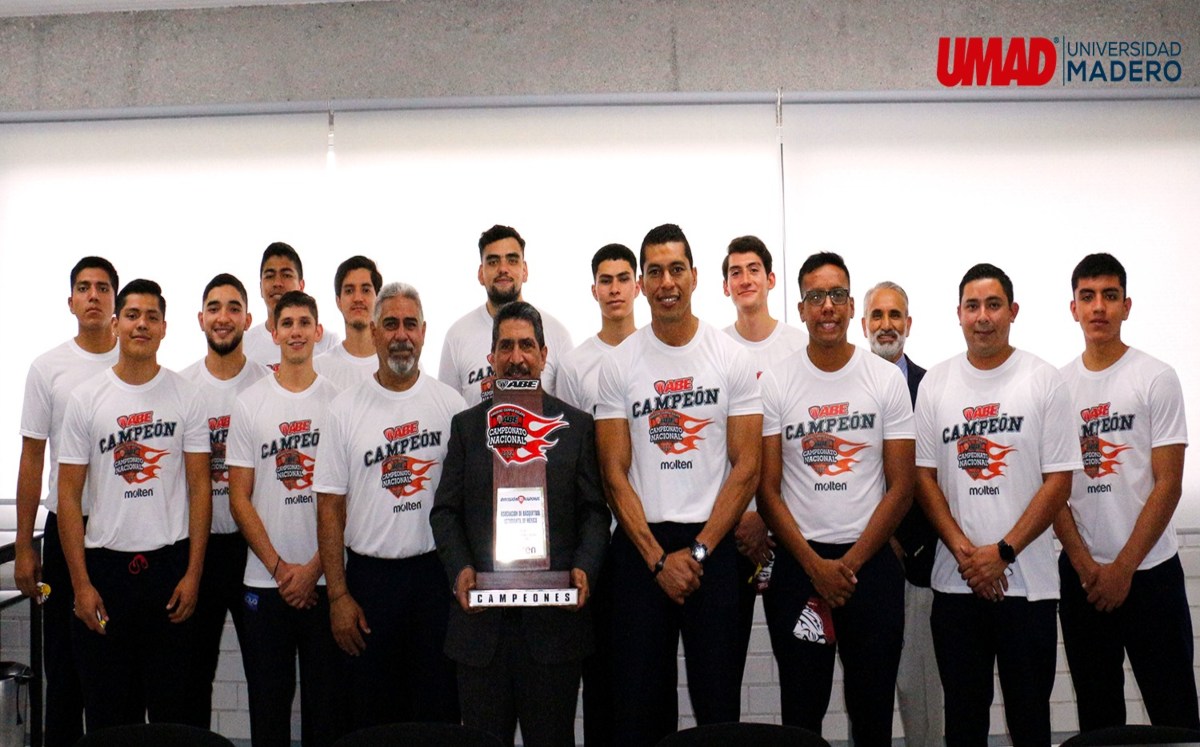 Tigres Blancos UMAD entregan trofeo al rector | Especial