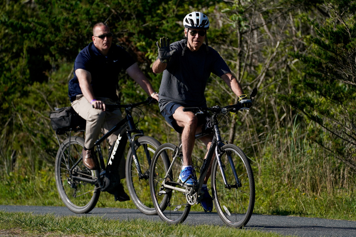 Biden cae de bicicleta durante paseo, pero sale ileso | Reuters