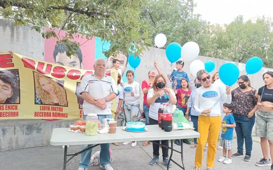 Colectivos partieron un pastel y soltaron globos con helio para así conmemorar la fecha. Foto: Especial