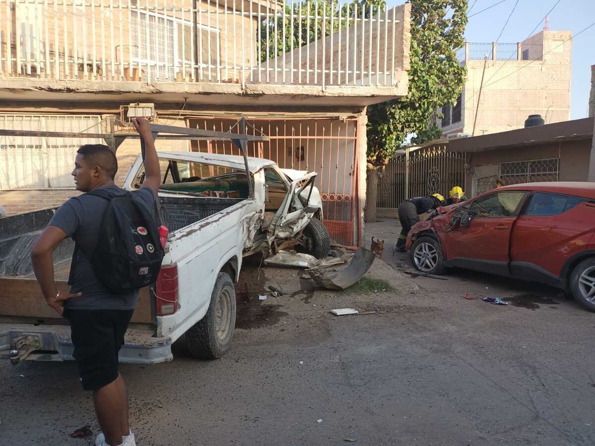 El conductor presuntamente en estado de ebriedad chocó contra los vehículos estacionados. | Especial