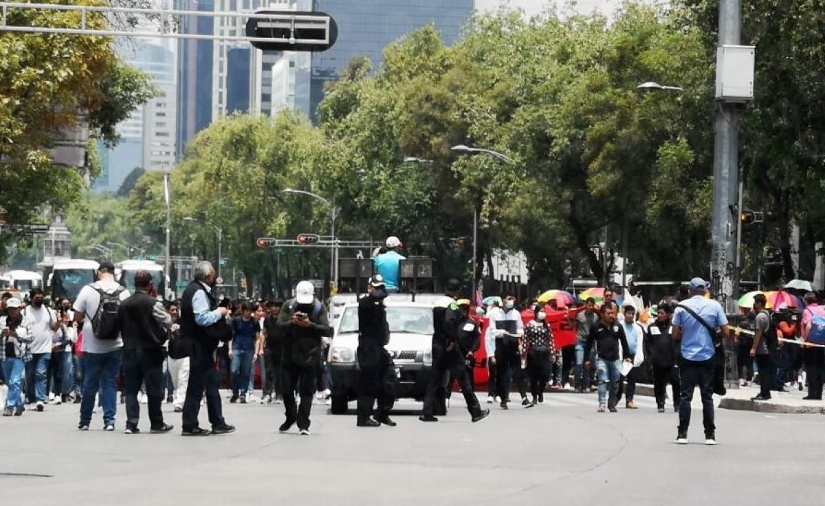 Los estudiantes marchan en Reforma hacia la SEP. | Jorge Becerril