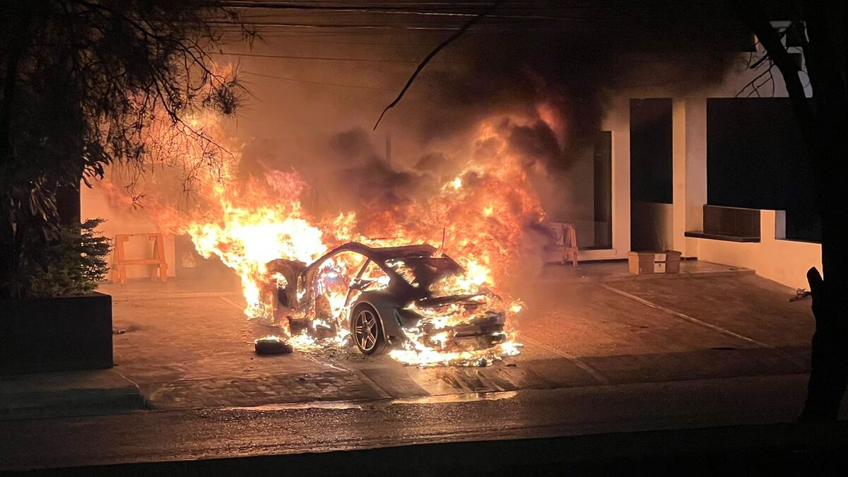 Los jóvenes que iban en el auto descendieron y dieron aviso al número de emergencia. Foto: Mayte Villasana
