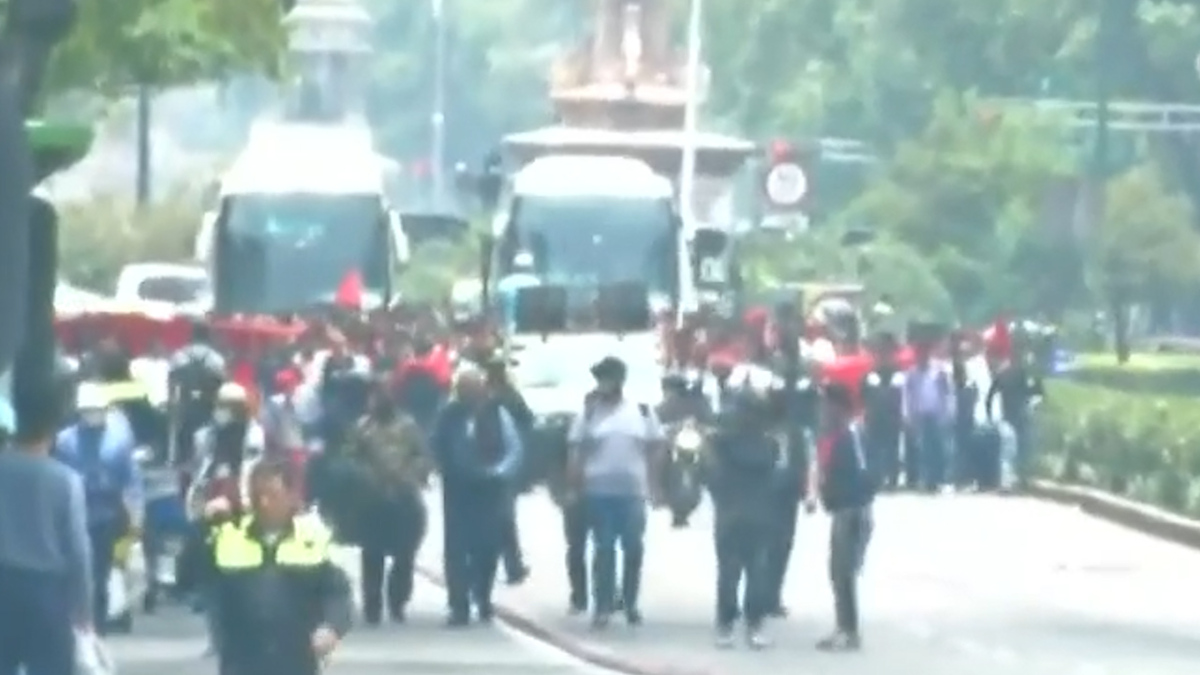 Marchan estudiantes campesinos y rurales hacia la SEP