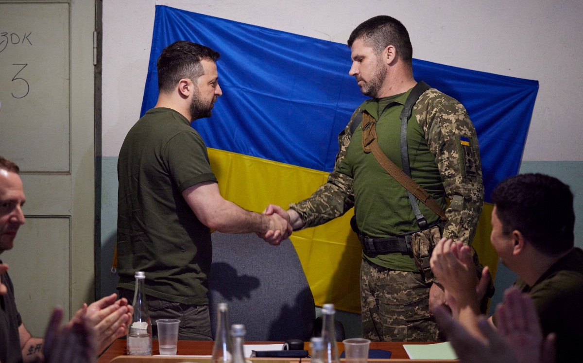 El presidente de Ucrania, Volodimir Zelenski, premia a un militar ucraniano durante una visita a la ciudad sureña de Mykolaiv. (Reuters)