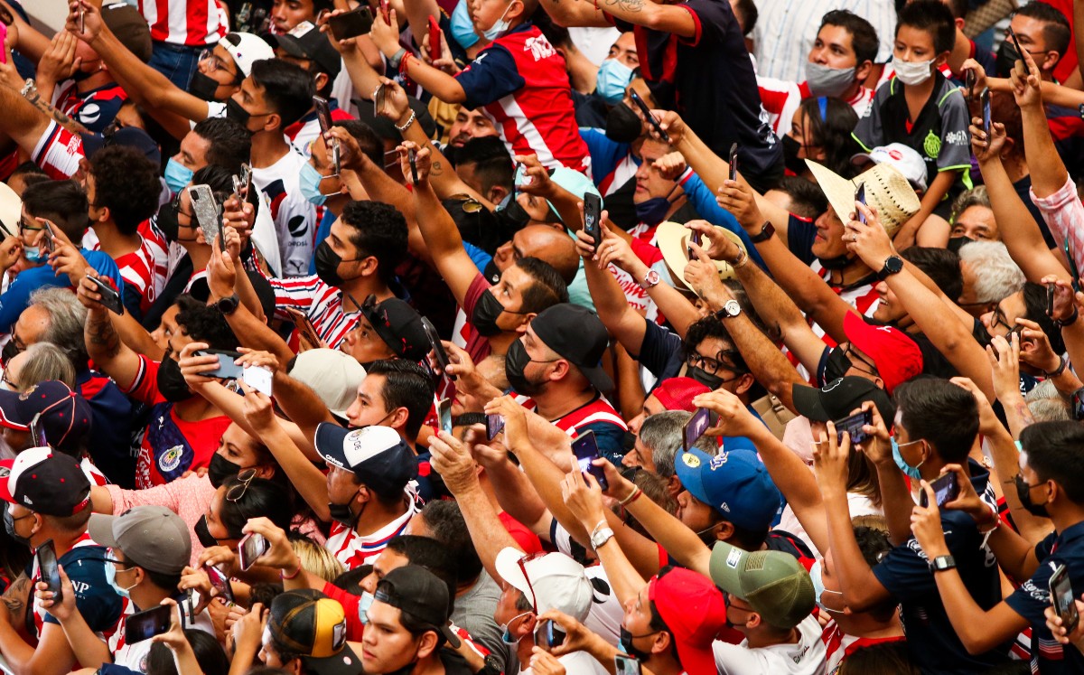 Aficionados de Chivas provocan pelea con elementos de seguridad en amistoso ante Atlas (Imago7)