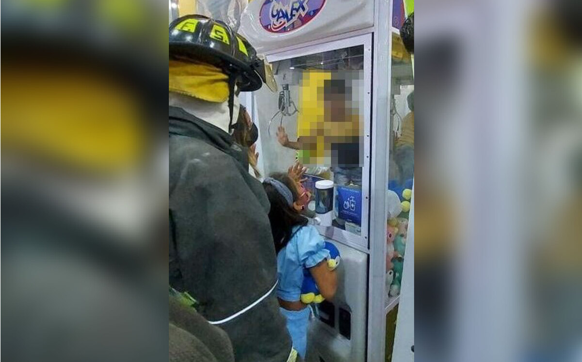 Los bomberos rescataron al menor que había quedado atrapado en la maquina de peluches | Twitter @Bomberos_CDMX