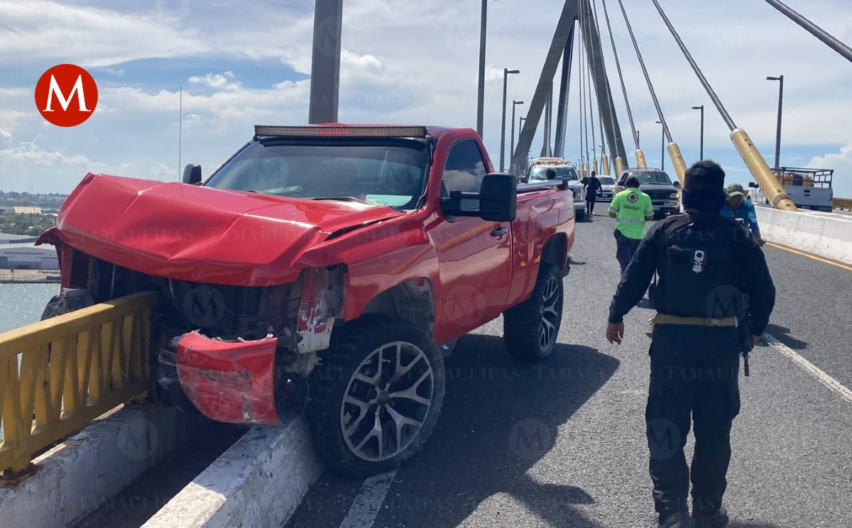 Camioneta a punto de caer del Puente de Tampico | Foto: Sandra Sosa
