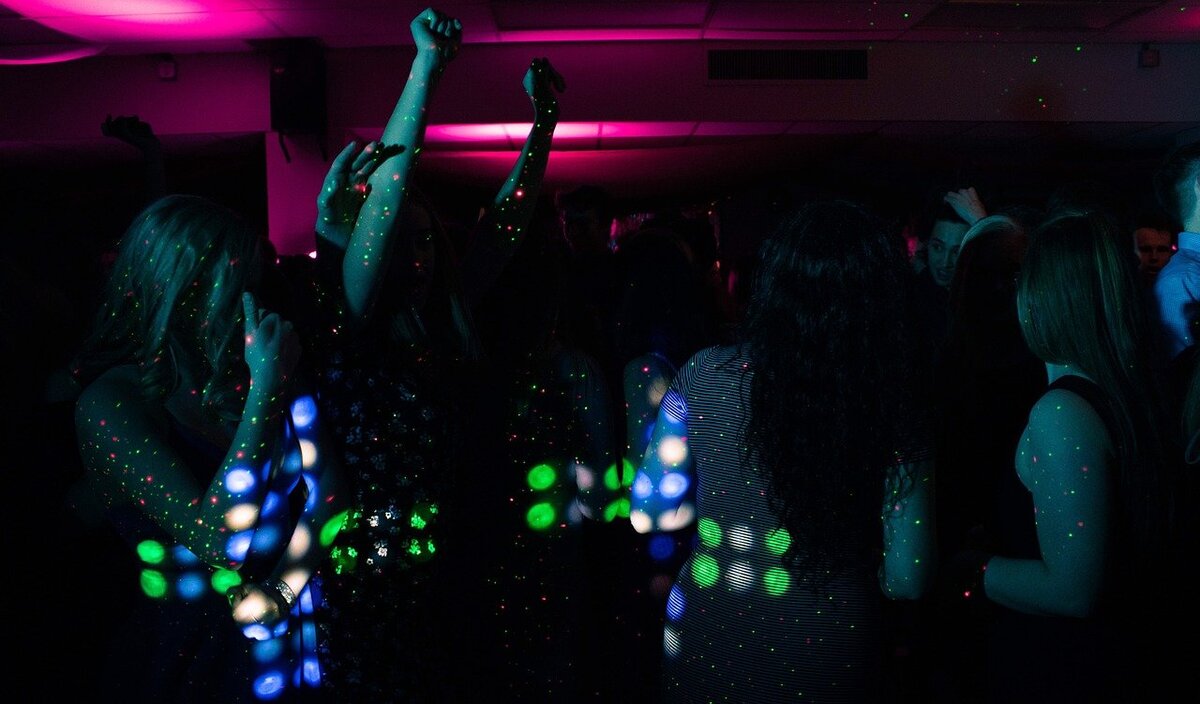 Detenidas en Irán 120 personas por "bailes mixtos" y "consumo de alcohol" | Pixabay
