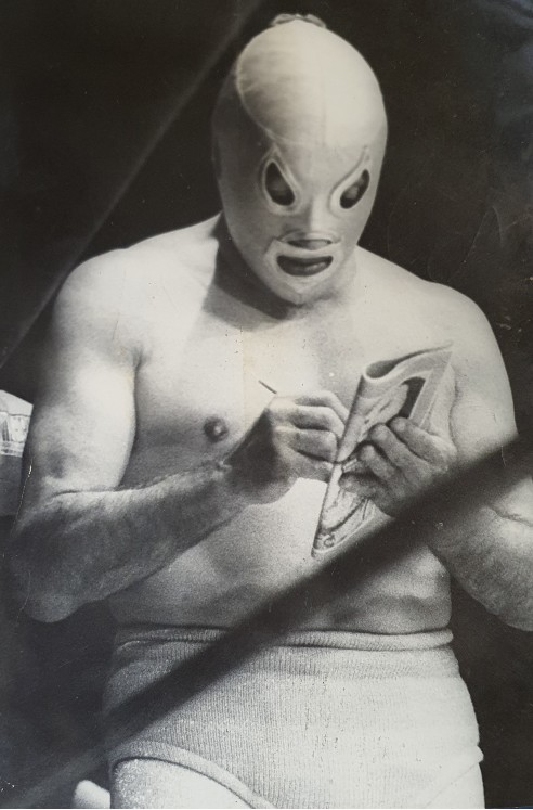 https://cdn.milenio.com/uploads/media/2022/06/19/el-santo-firmando-un-autografo.jpg