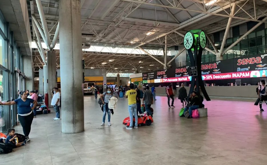 Migranten en Monterrey permanecen en Central de Autobuses. Foto: Especial.