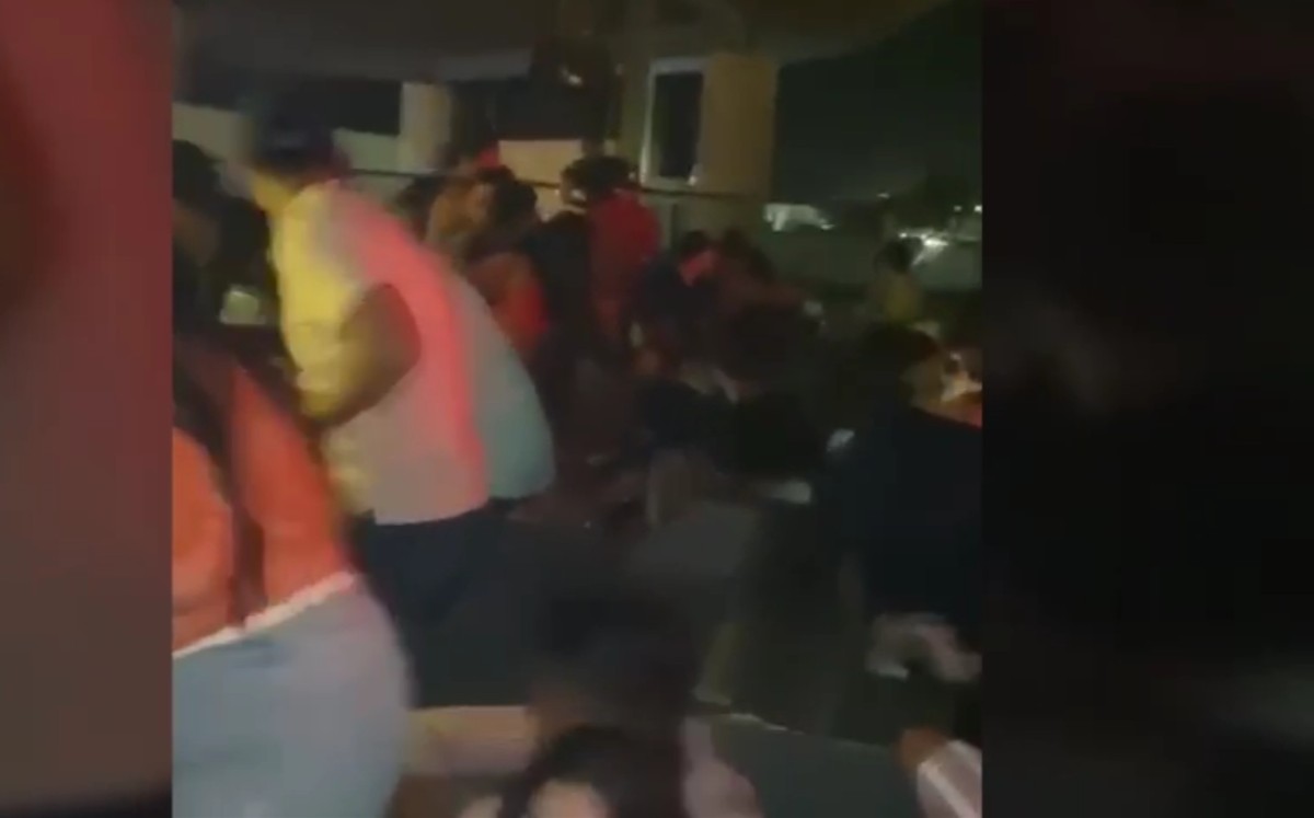 En redes sociales circulan videos del interior del establecimiento donde mujeres y hombres se tiran al piso. | Captura