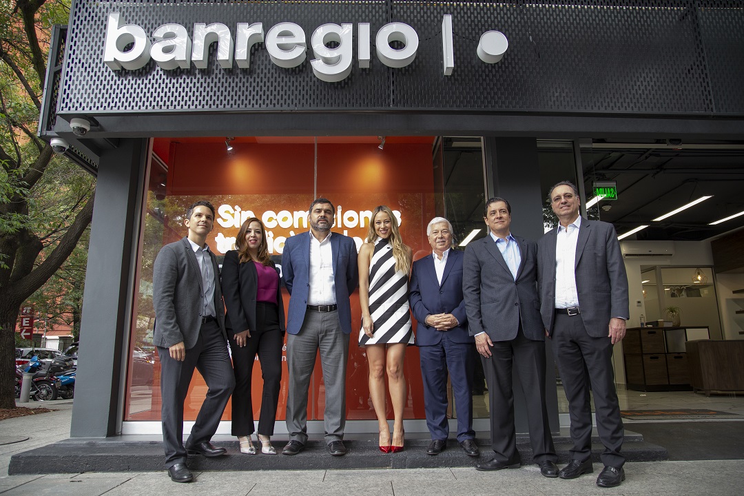 Acompañando al equipo directivo de Banregio, la empresaria y conductora Vanessa Huppenkothen, fue la invitada de honor. (Cortesía)