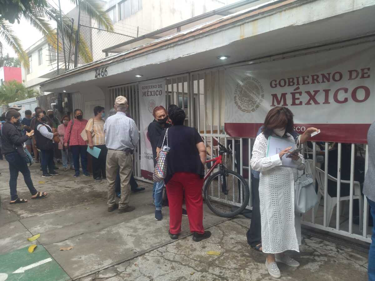 Adultos mayores acudieron a inscribirse desde temprano. (Diana Barajas)