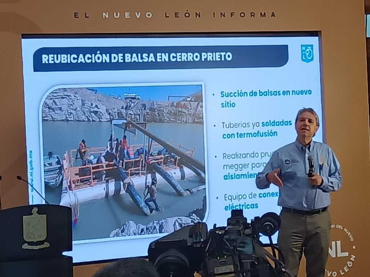 Barragán informó que el derroche de los 700 litros por segundo se llenaría una  alberca olímpica  en solo dos segundos. Foto: Eduardo Mendieta