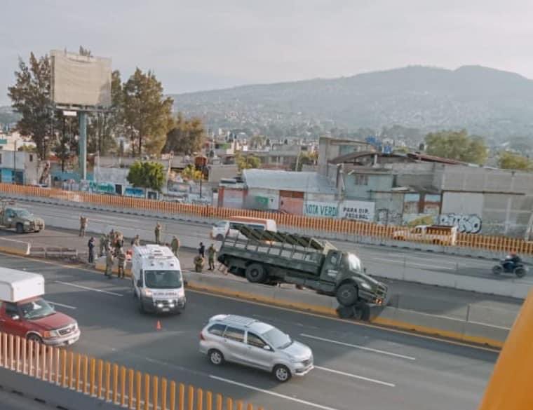 Camión militar choca sobre la autopista México-Puebla