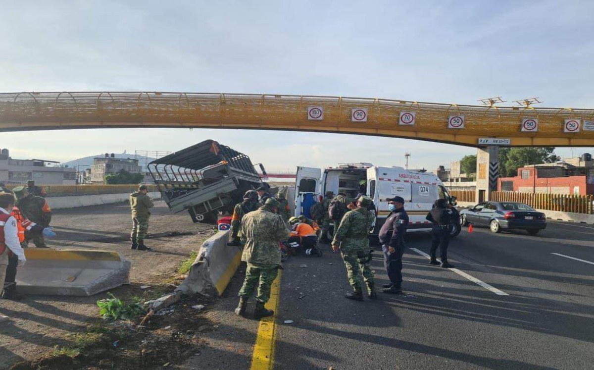 Camión militar choca sobre la autopista México-Puebla | Especial