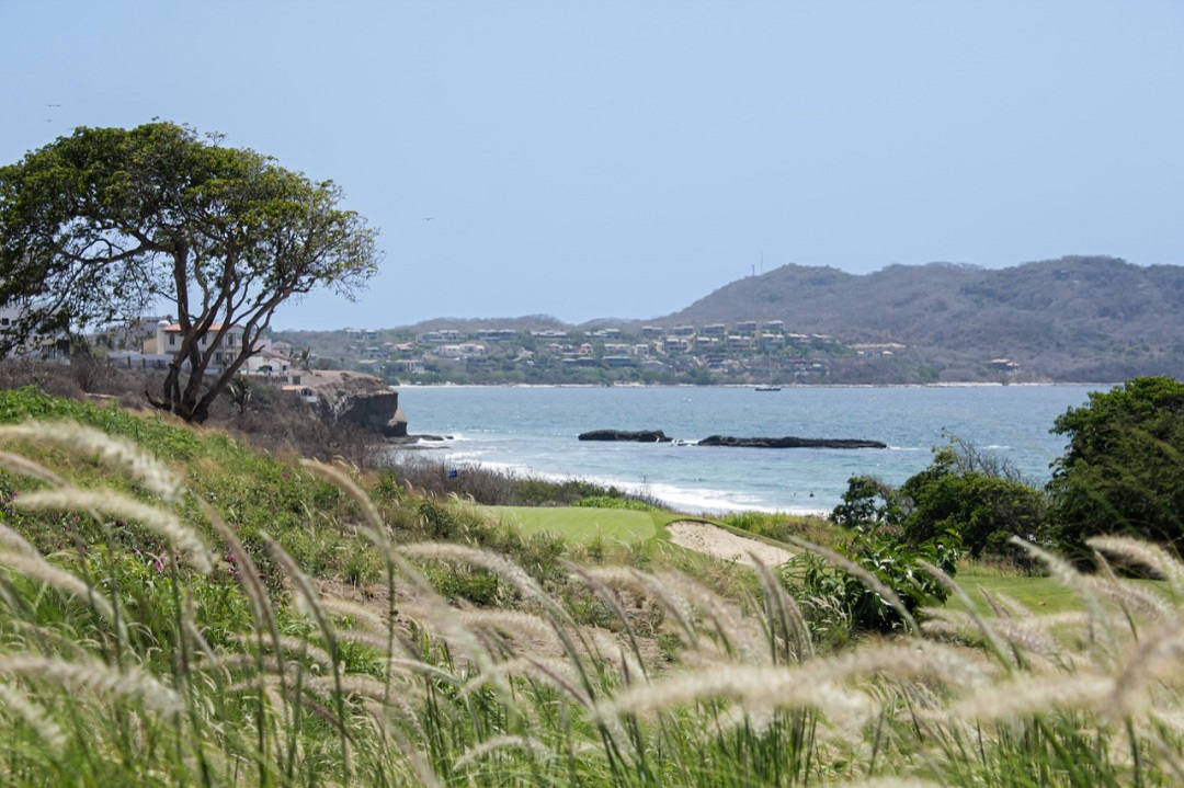 El campo mantiene los estándares del golf internacional sin impactar negativamente la flora y manteniendo intacto el perímetro de conservación.