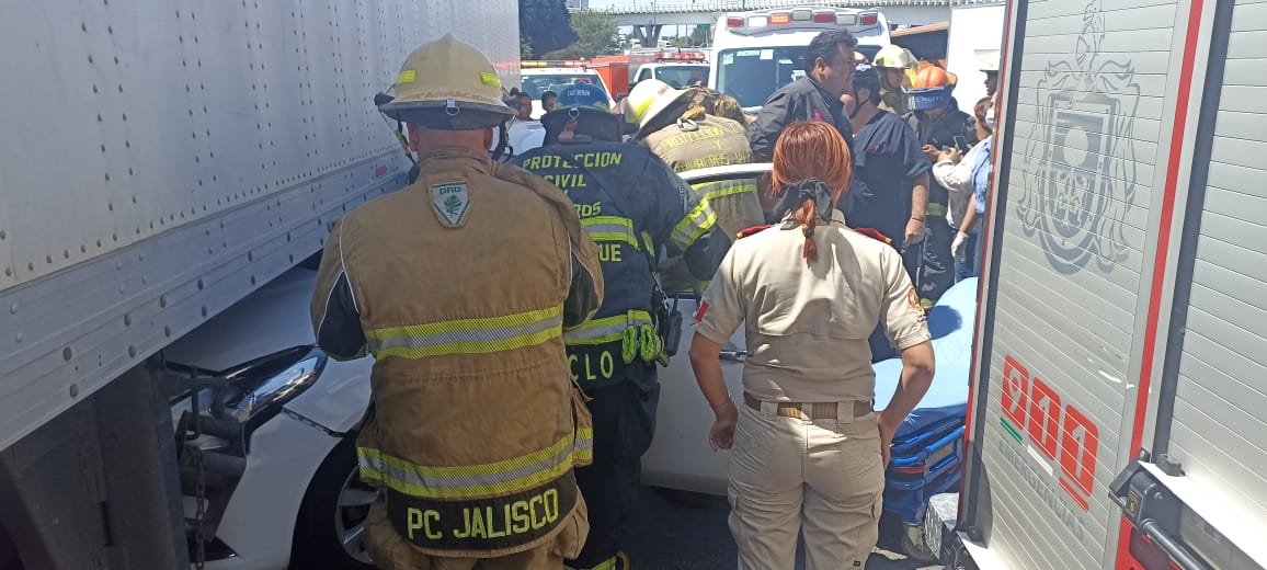 Chofer pierde el control y choca contra tráiler en el Álamo Industrial, no hay lesionados (Cortesía)