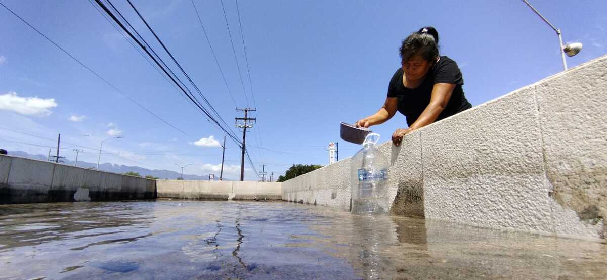 Ante la crisis, cualquier lugar es la opción para obtener agua para las necesidades básicas. Foto: Roberto Alanís