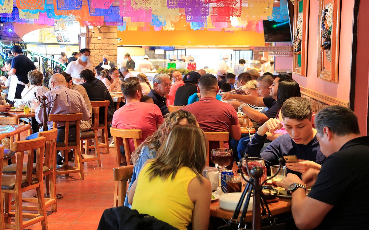 Familias festejan el Día del Padre en restaurantes de Puebla | Andrés Lobato