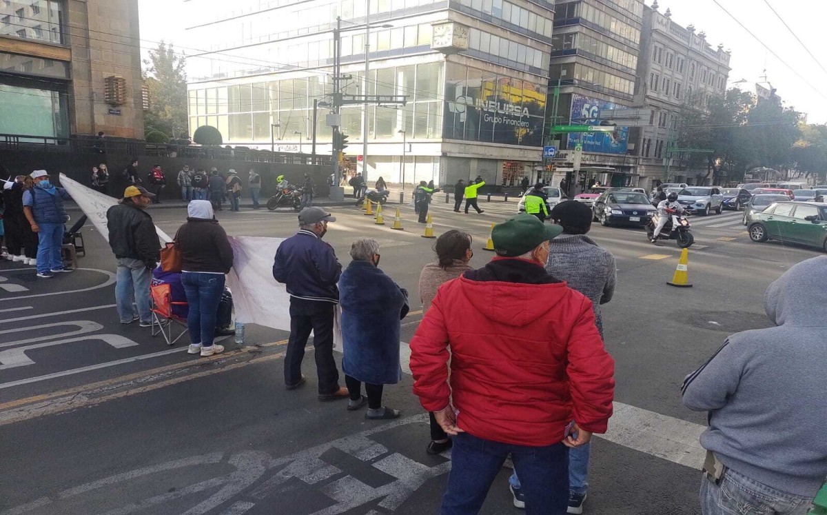Los ferrocarrileros se instalaron en todo lo largo del Eje Central impidiendo el paso. | César Velázquez