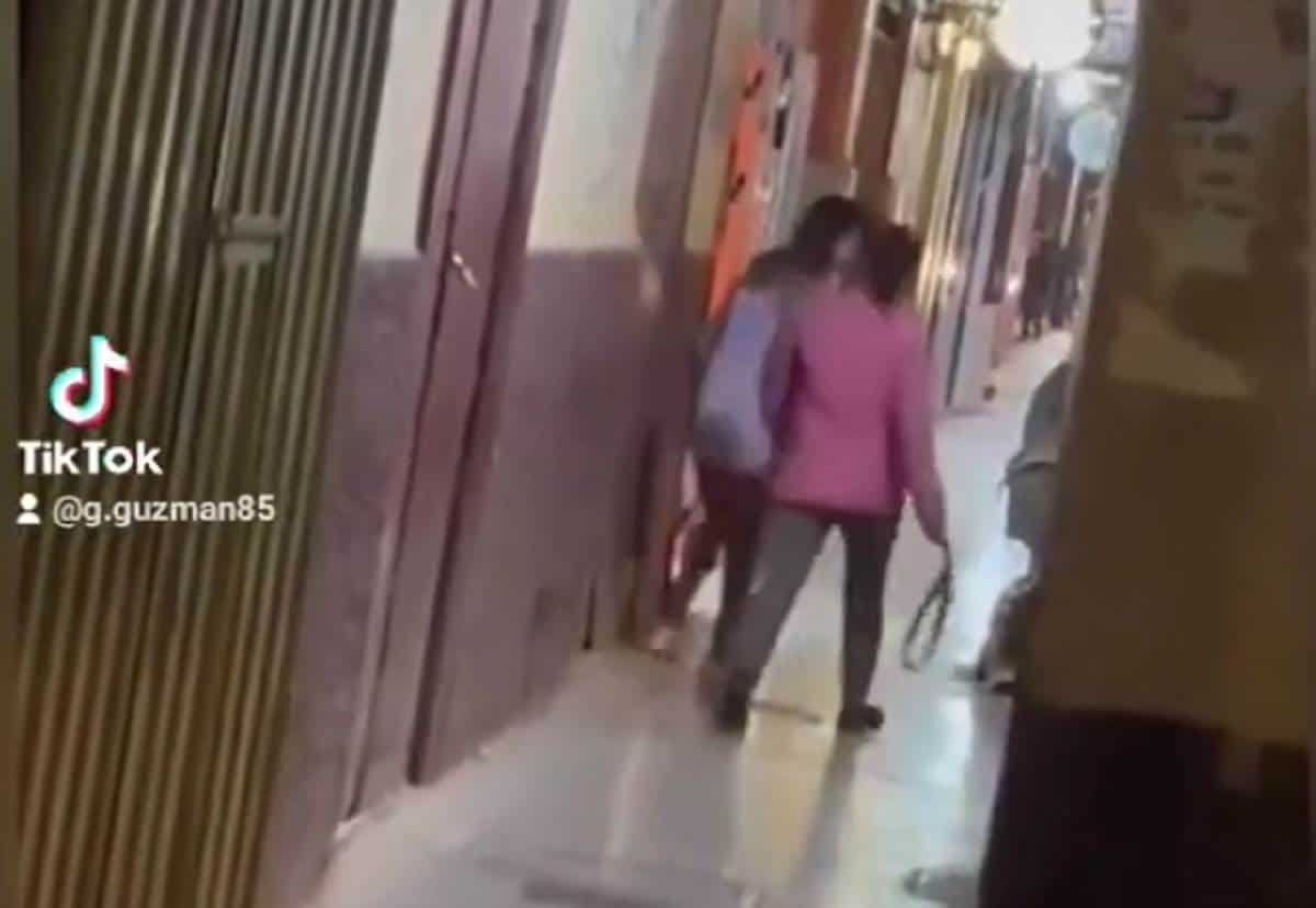 La mujer dijo varios cinturonazos a su hija. | Captura video
