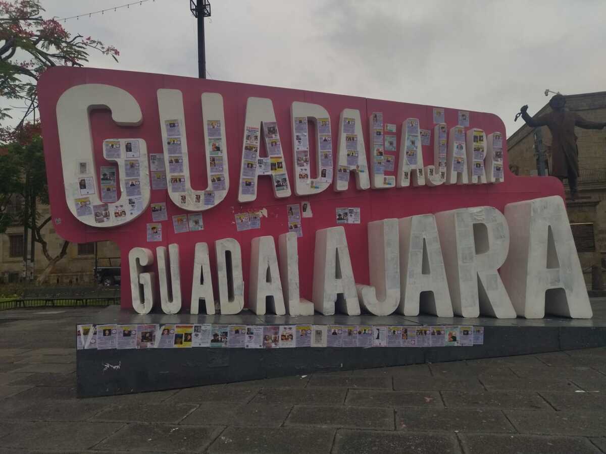 Las letras de Guadalajara se han convertido en parada oficial para los turistas del Centro Histórico aun con las fichas. (Diana Barajas)
