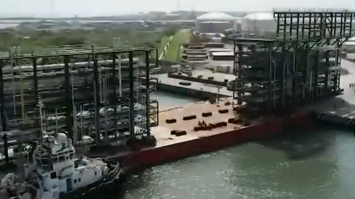 Llegan al puerto de Dos bocas equipos para refinería Olmeca