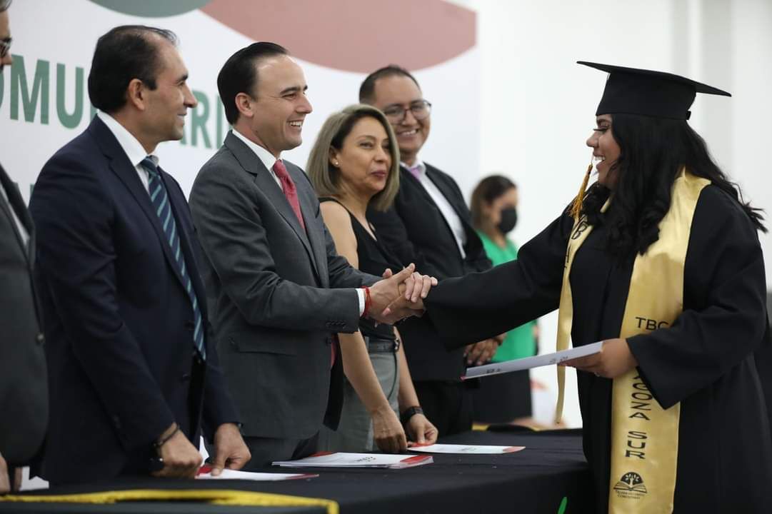 Manolo Jiménez exhortó a los jóvenes a aprovechar las oportunidades que en Coahuila se brindan. | Especial