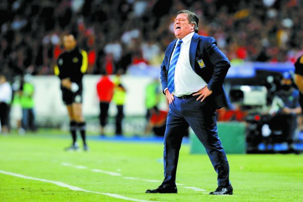 Miguel Herrera da indicaciones. Imago7