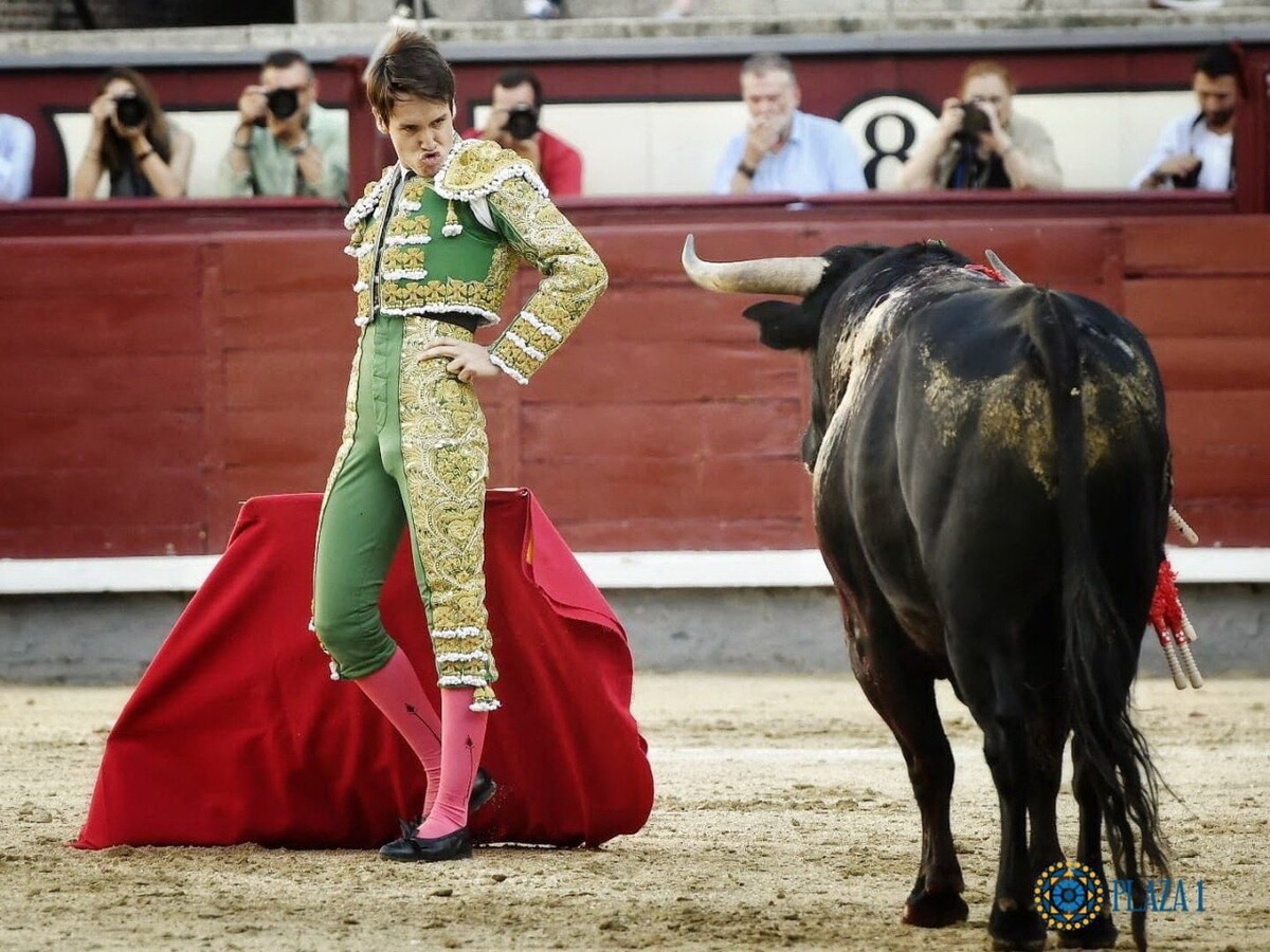 Orgulloso, Gilio se paseó por los pasillos de Las ventas luciendo un espectacular traje Verde botella y oro. (Las Ventas)