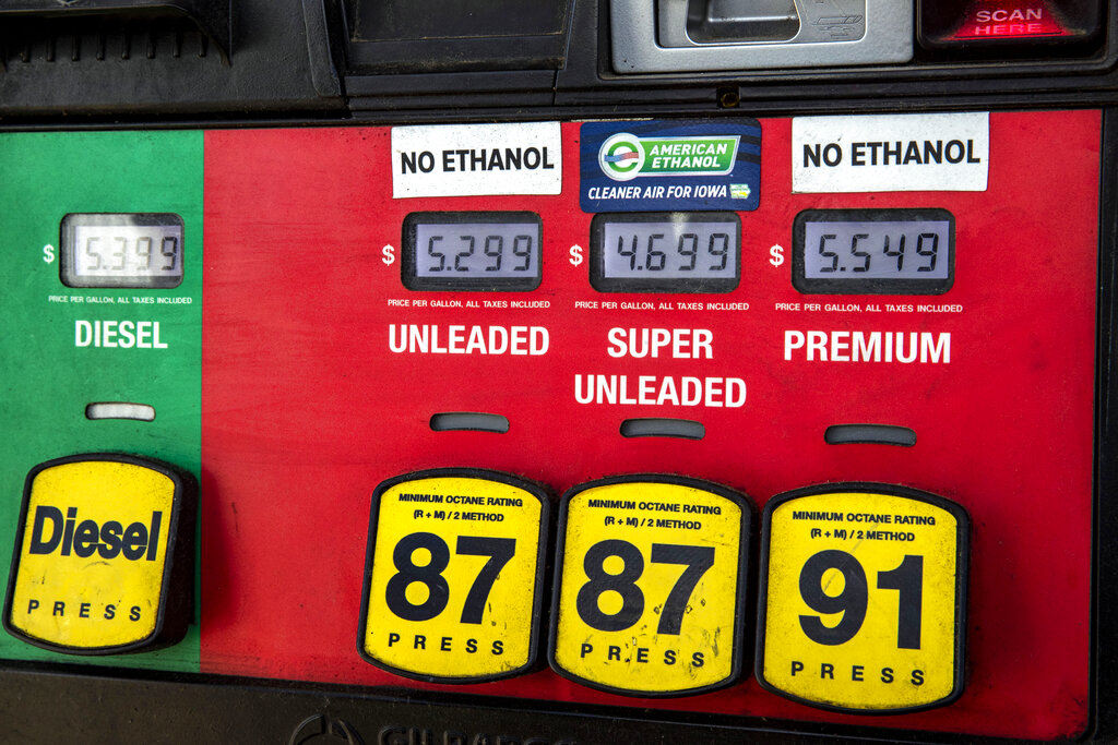 Los precios de la gasolina en Estados Unidos está a cinco dólares por galón. (AP)