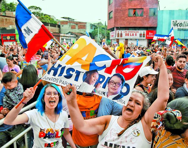 Simpatizantes del mandatario electo celebran en calles de Cali. EFE