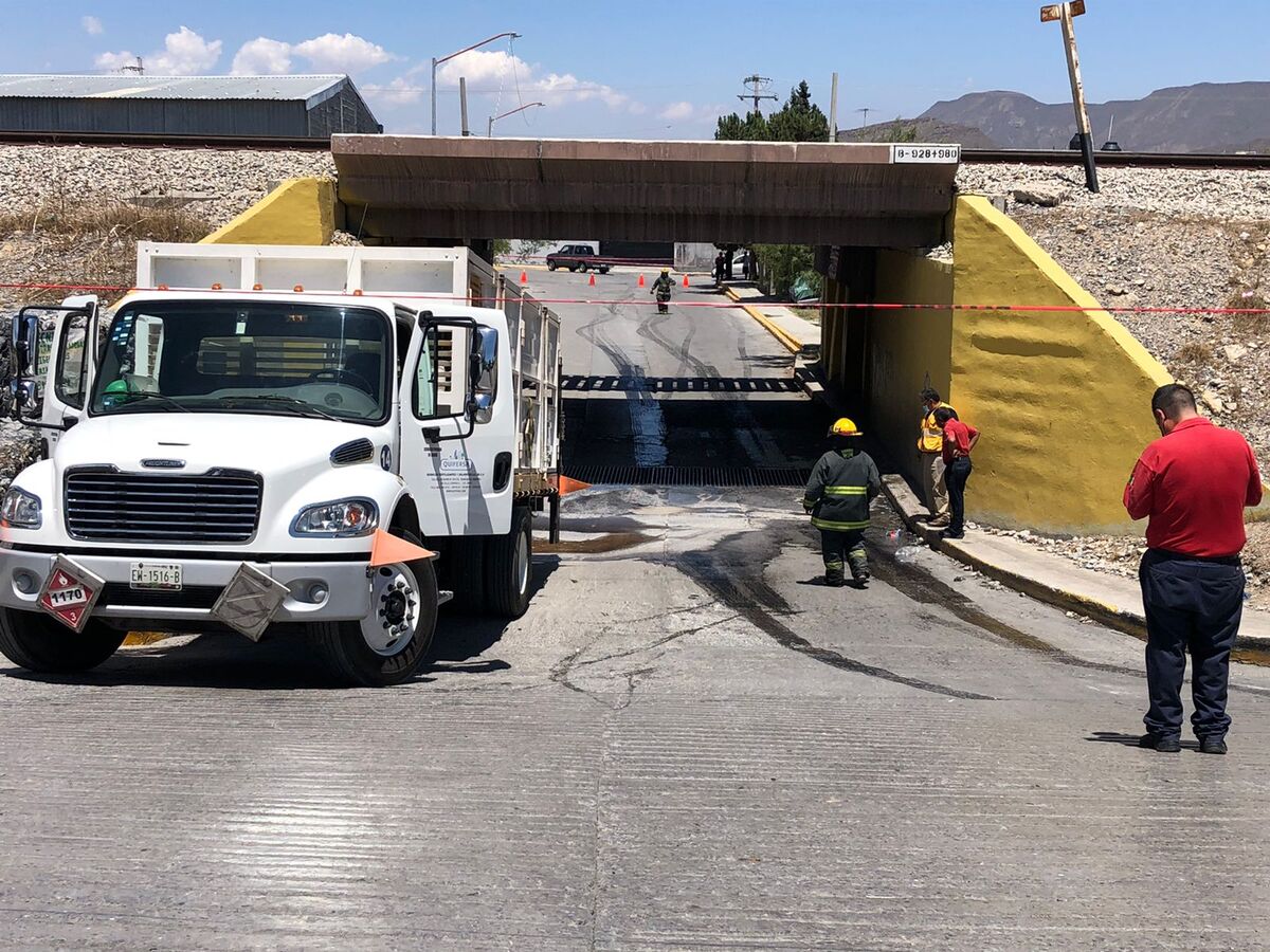 La unidad que transportaba el químico  derrapó y cayó sobre la parte baja de un puente | Milenio Digital