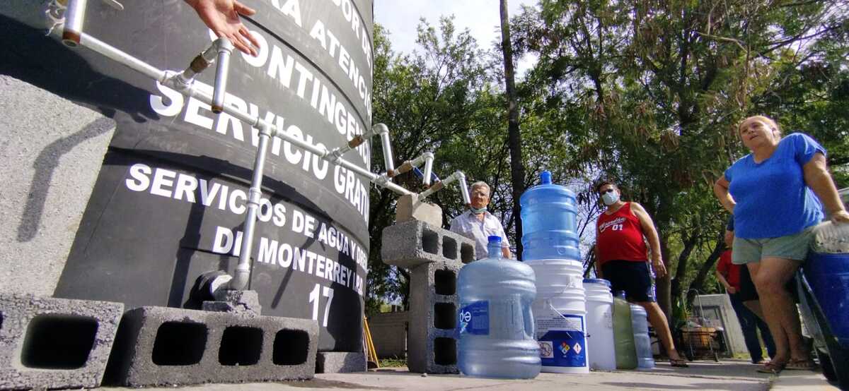 Los vecinos hacen fila en los tinacos que instalaron municipios como Apodaca. Foto: Roberto Alanís