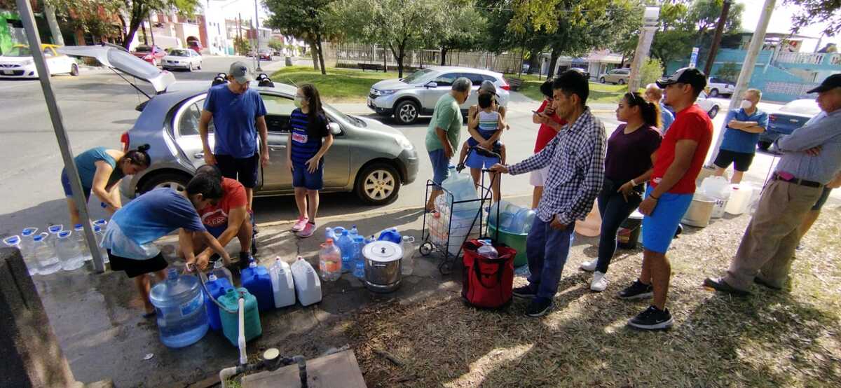 Los vecinos también tomaron agua para sus casas, de las llaves que hay en algunos parques. Foto: Roberto Alanís