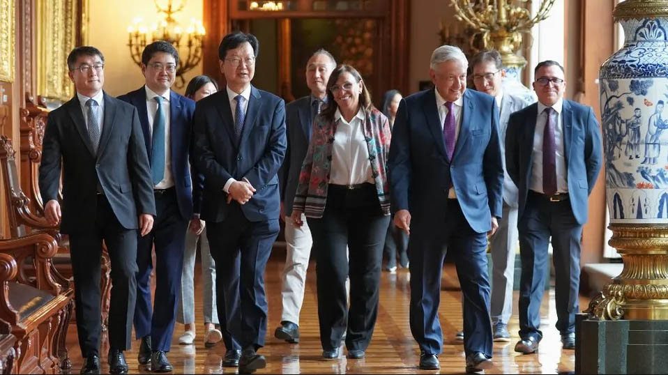 AMLO se reúne con presidente de Samsung