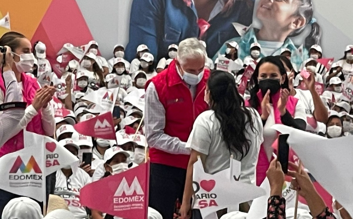 El mandatario mexiquense también entregó tarjetas del Salario Rosa en Ecatepec. (Especial)